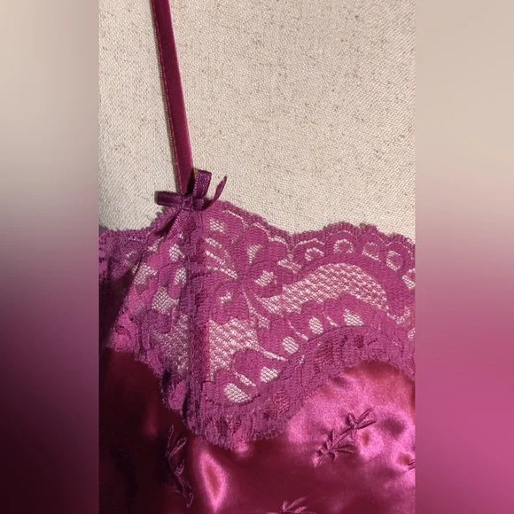 2 vintage slips. Fuschia and forest green. Lacy, embroidery on pink- L - Picture 9 of 11